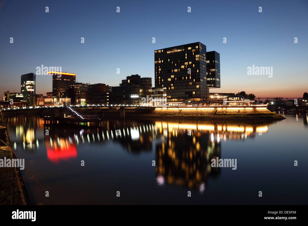 Vue de la nuit de l'Dusseldorf Media Harbour (Medienhafen) en Allemagne Banque D'Images