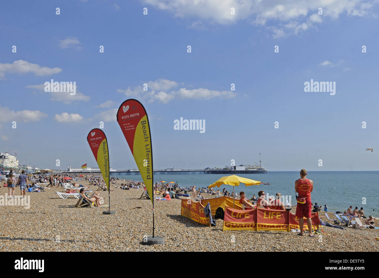 Afficher le long de la plage de Brighton avec maître nageur en patrouille à la jetée Brighton East Sussex England Banque D'Images