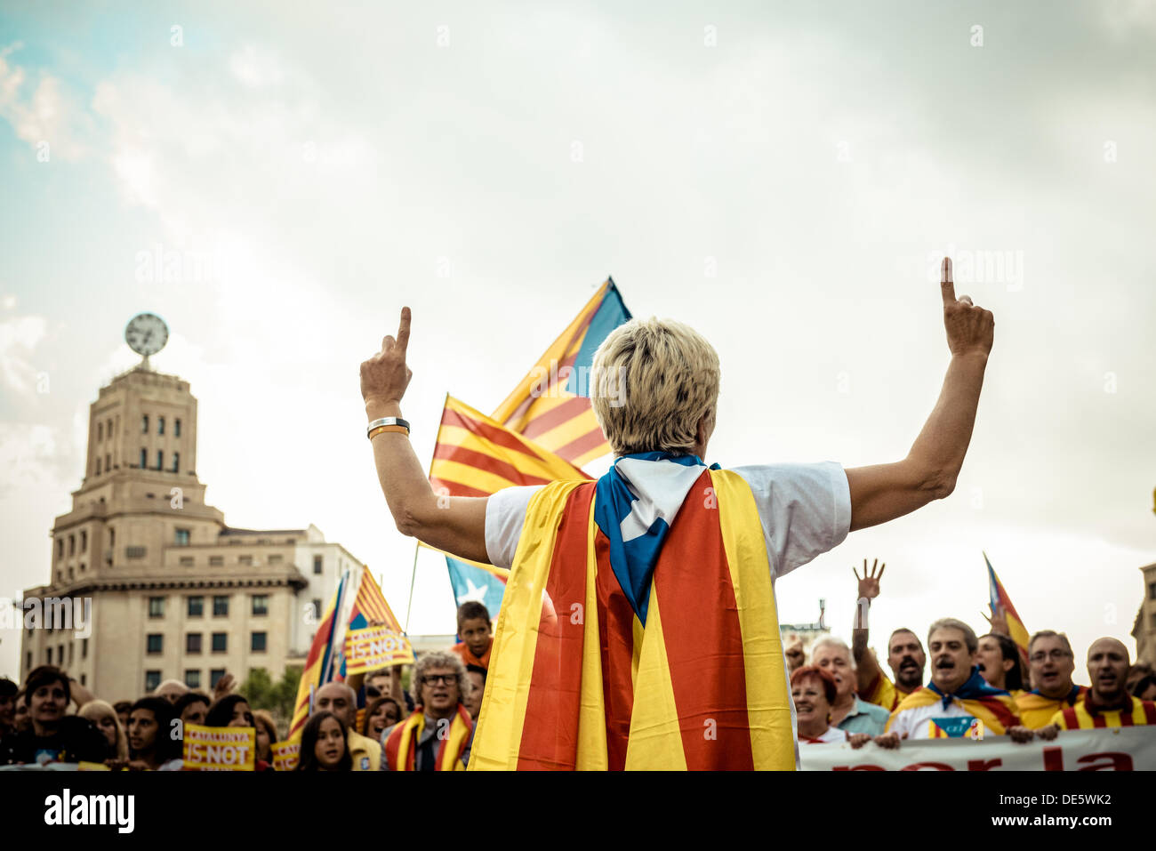 Barcelone, Espagne. 11 septembre 2013 : Un protestataire enveloppée dans un drapeau indépendantiste catalan organiser la pro-indépendance mars à la ville de Barcelone sur la Catalogne, la fête nationale © matthi/Alamy Live News Banque D'Images