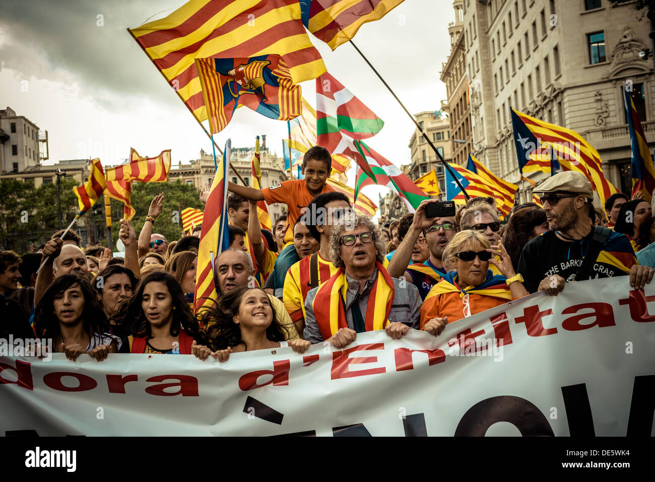 Barcelone, Espagne. Septembre 11th, 2013 : Indépendance Pro manifestants agitent des drapeaux qui se rassemble derrière une bannière qui revendique l'indépendance de la Catalogne en 2014 sur la journée nationale de la Catalogne à Barcelone © matthi/Alamy Live News Banque D'Images