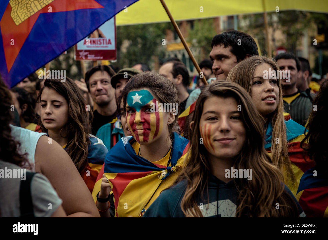 Barcelone, Espagne. Septembre 11th, 2013 : les manifestants avec des visages peints montrant l'indépendance catalane drapeaux prendre part à une marche dans Barcelone sur la Catalogne, la fête nationale © matthi/Alamy Live News Banque D'Images