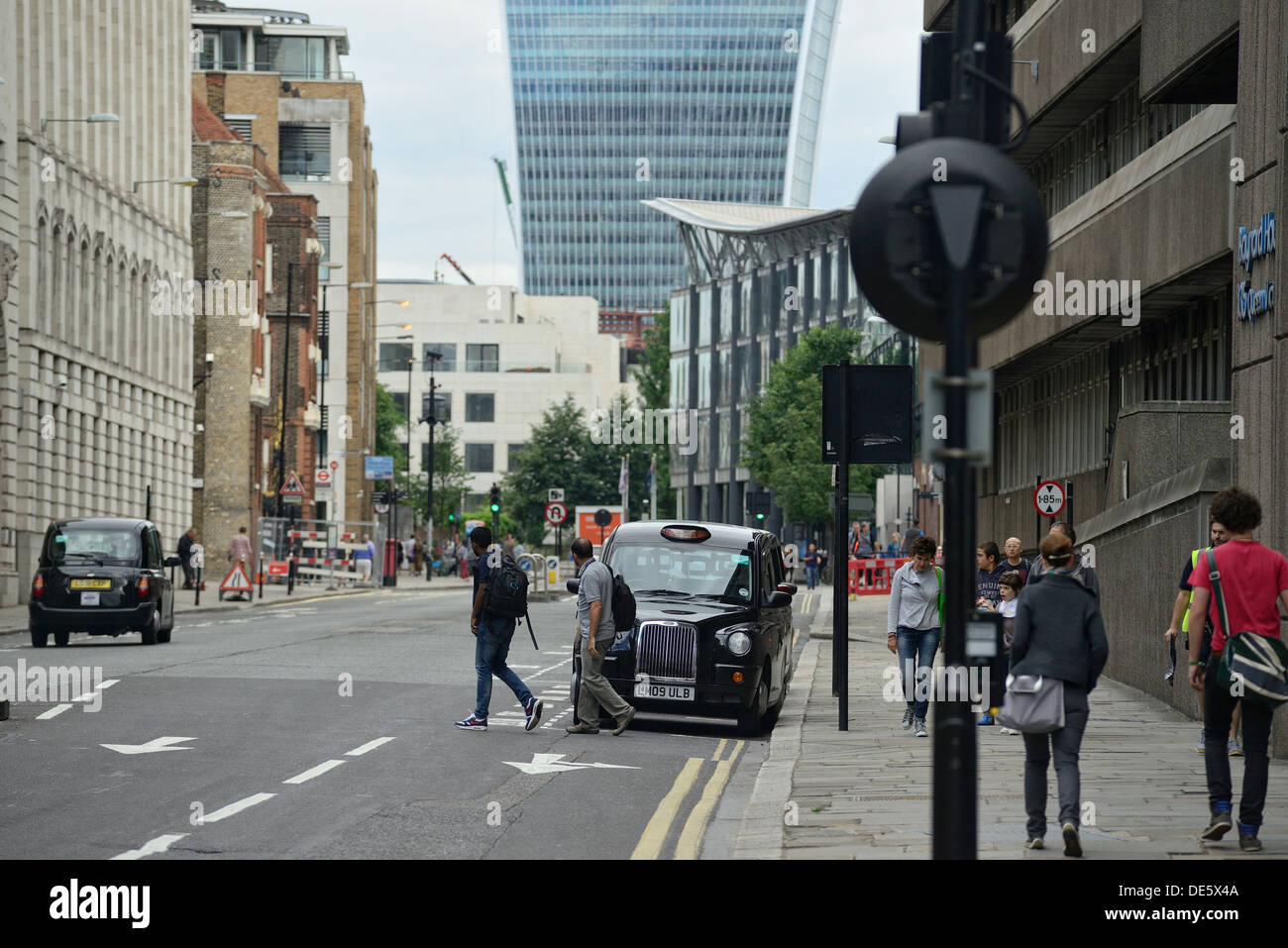 Rue de Londres avec le célèbre 'talkie walkie' tower en arrière-plan Banque D'Images