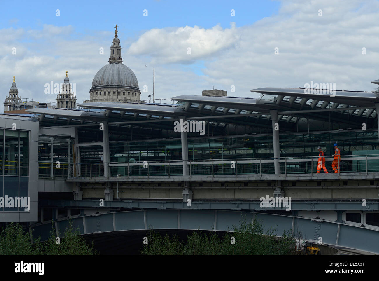 St. Paul's donnant sur la station de Blackfriars moderne Banque D'Images