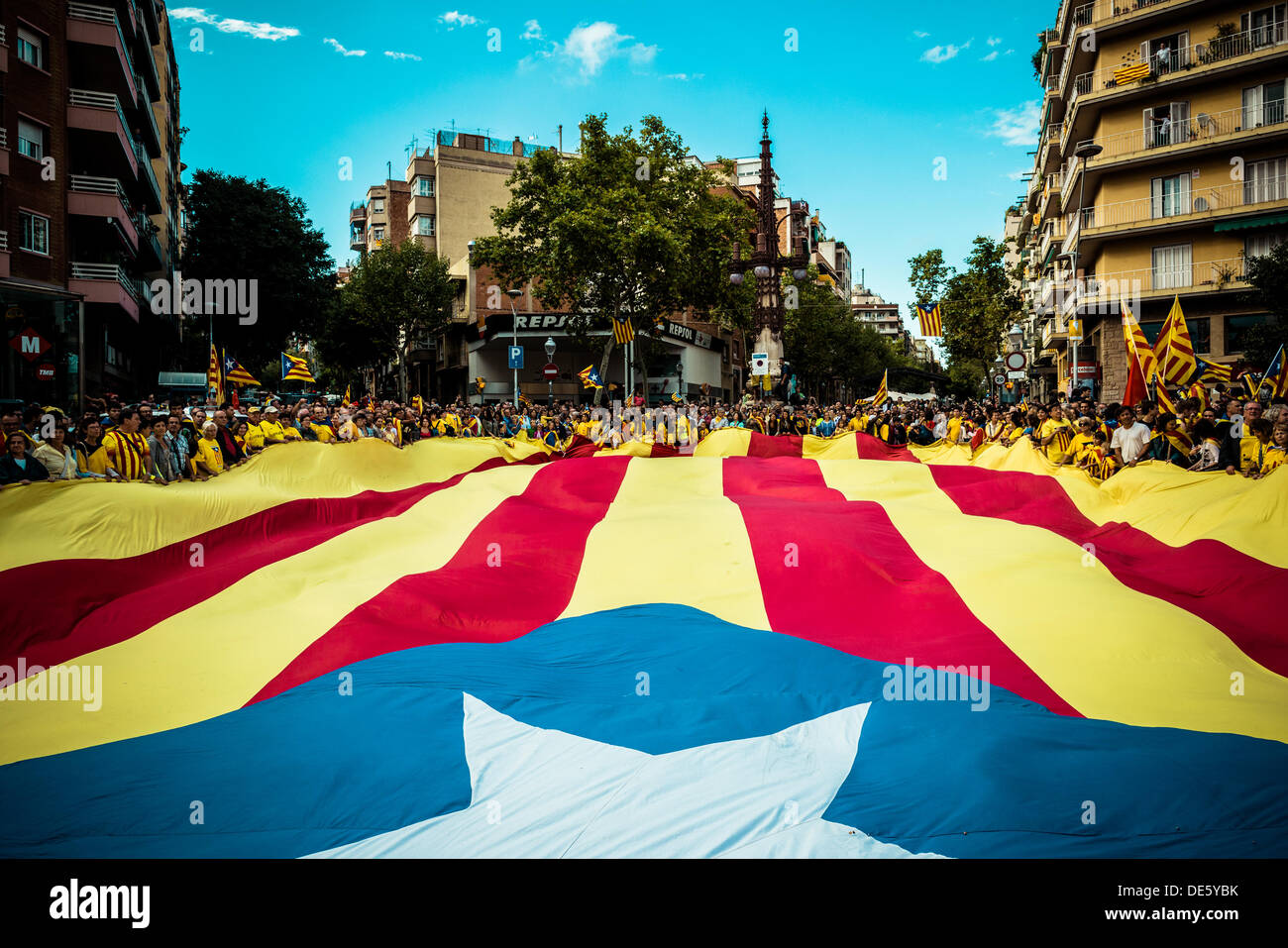 Barcelone, Espagne. 11 septembre 2013 : une vague de manifestants 'bleu' Estelada géant, symbole de l'indépendance des pays Catalan, à 17:14 heures en face de la Sagrada Familia de Barcelone au cours de la 'Via Catalana' sur la Catalogne, la fête nationale © matthi/Alamy Live News Banque D'Images