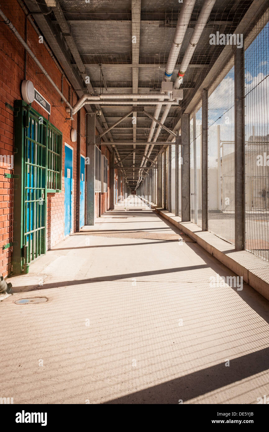 Une passerelle externe sécurisé dans l'une des prisons de Sa Majesté dans le Lancashire, au Royaume-Uni. Banque D'Images