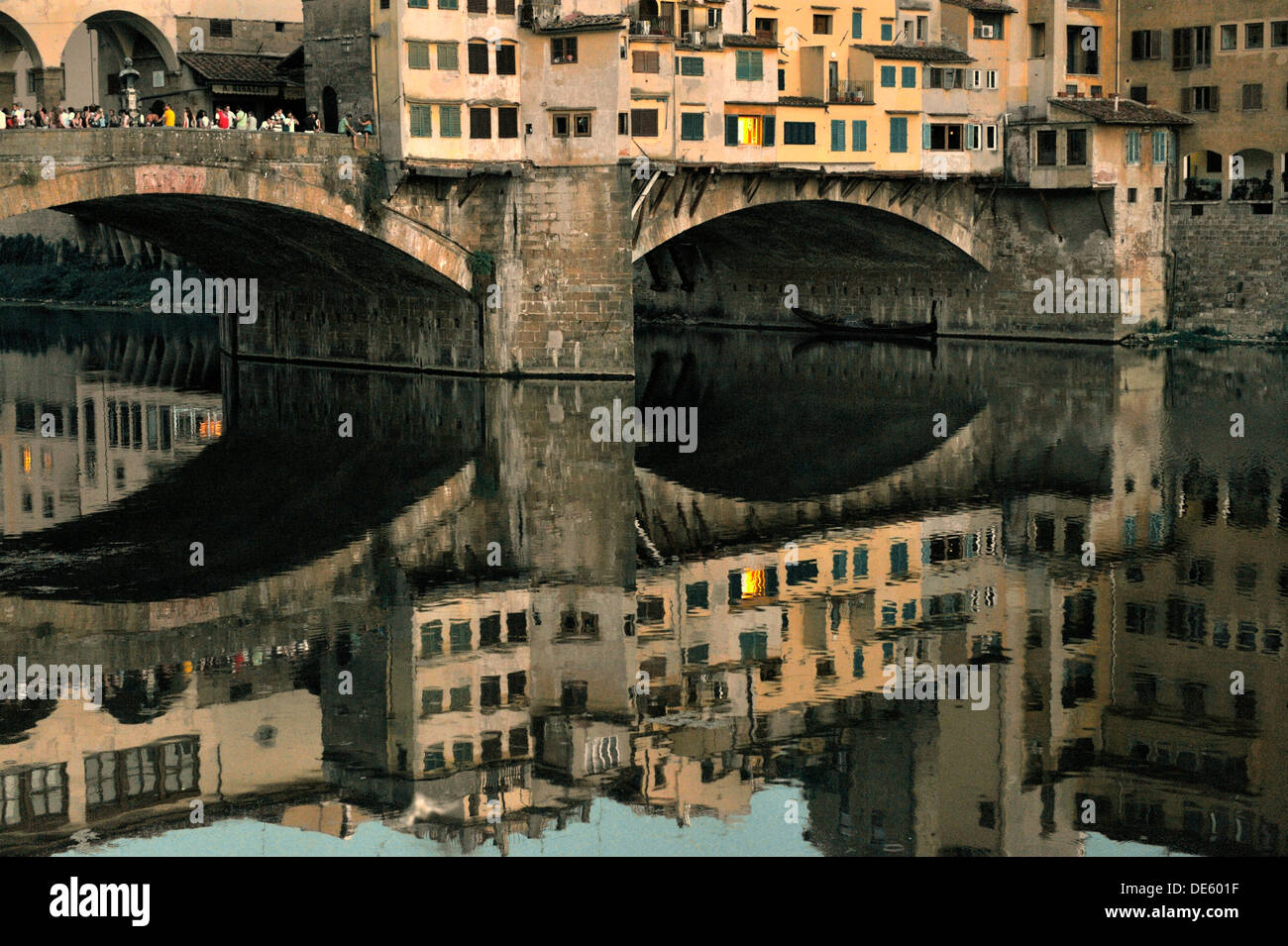 Florence, Toscane, Italie. Le Ponte Vecchio vieux pont sur l'Arno, dans le coeur de la ville renaissance médiévale Banque D'Images