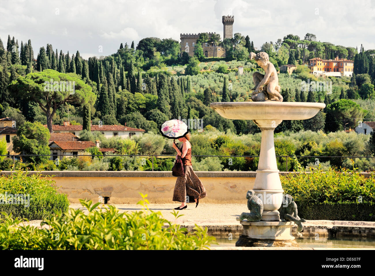 Florence, Toscane, Italie. Au sud de la terrasse supérieure ou Chevalier de la Jardin des Jardins de Boboli. Jeune femme avec un parasol Banque D'Images