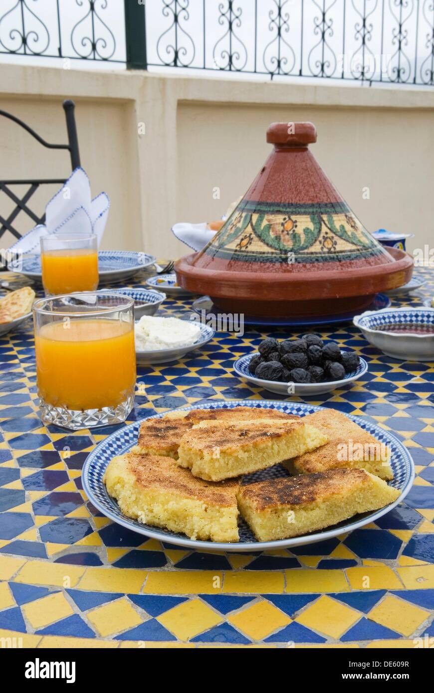 Le petit-déjeuner sur la terrasse, Riad Ghita, Medina, Fes, Maroc, Afrique  du Nord Photo Stock - Alamy