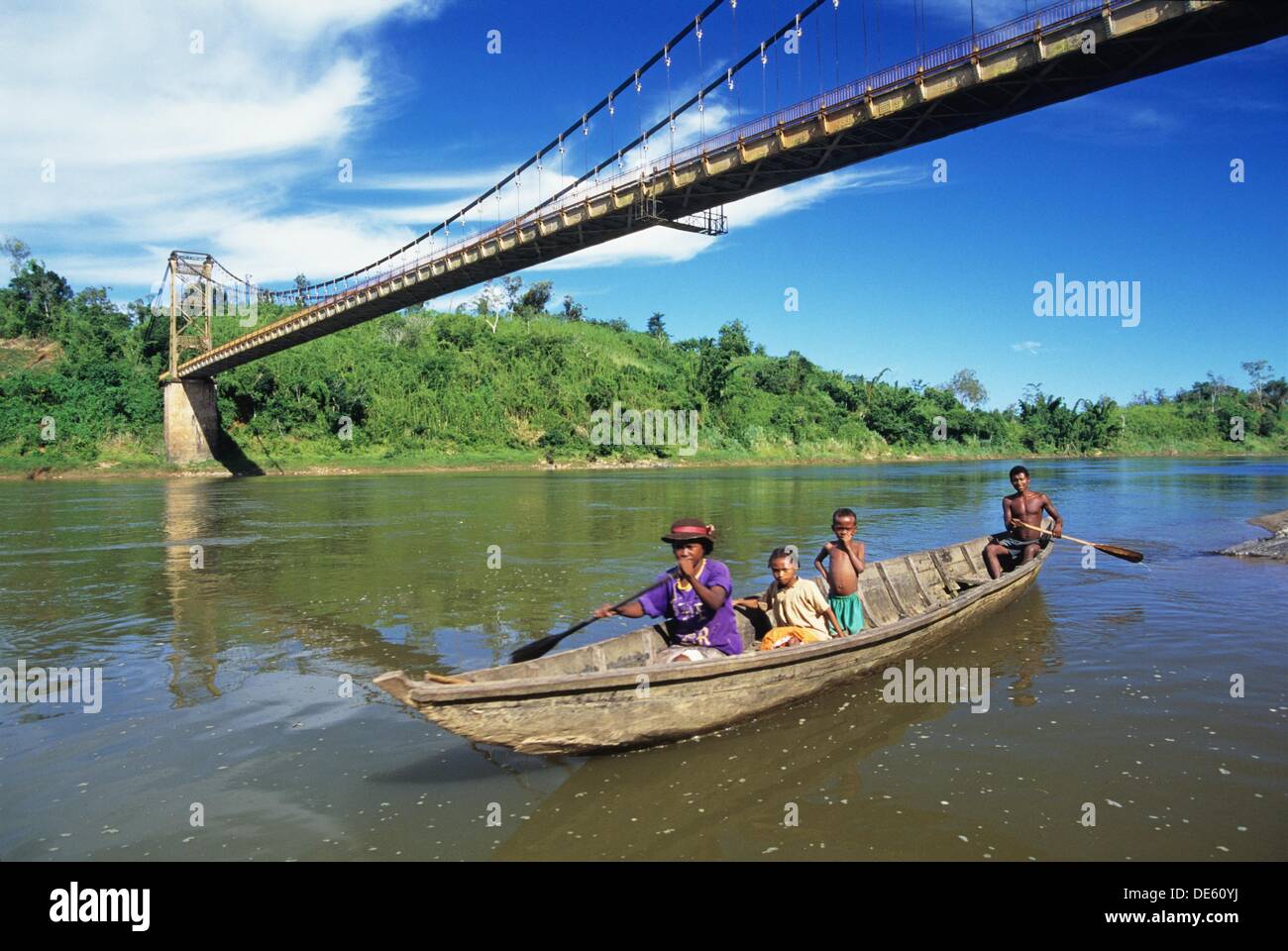 famille en pirogue sur le canal des pangalanes, mananjara