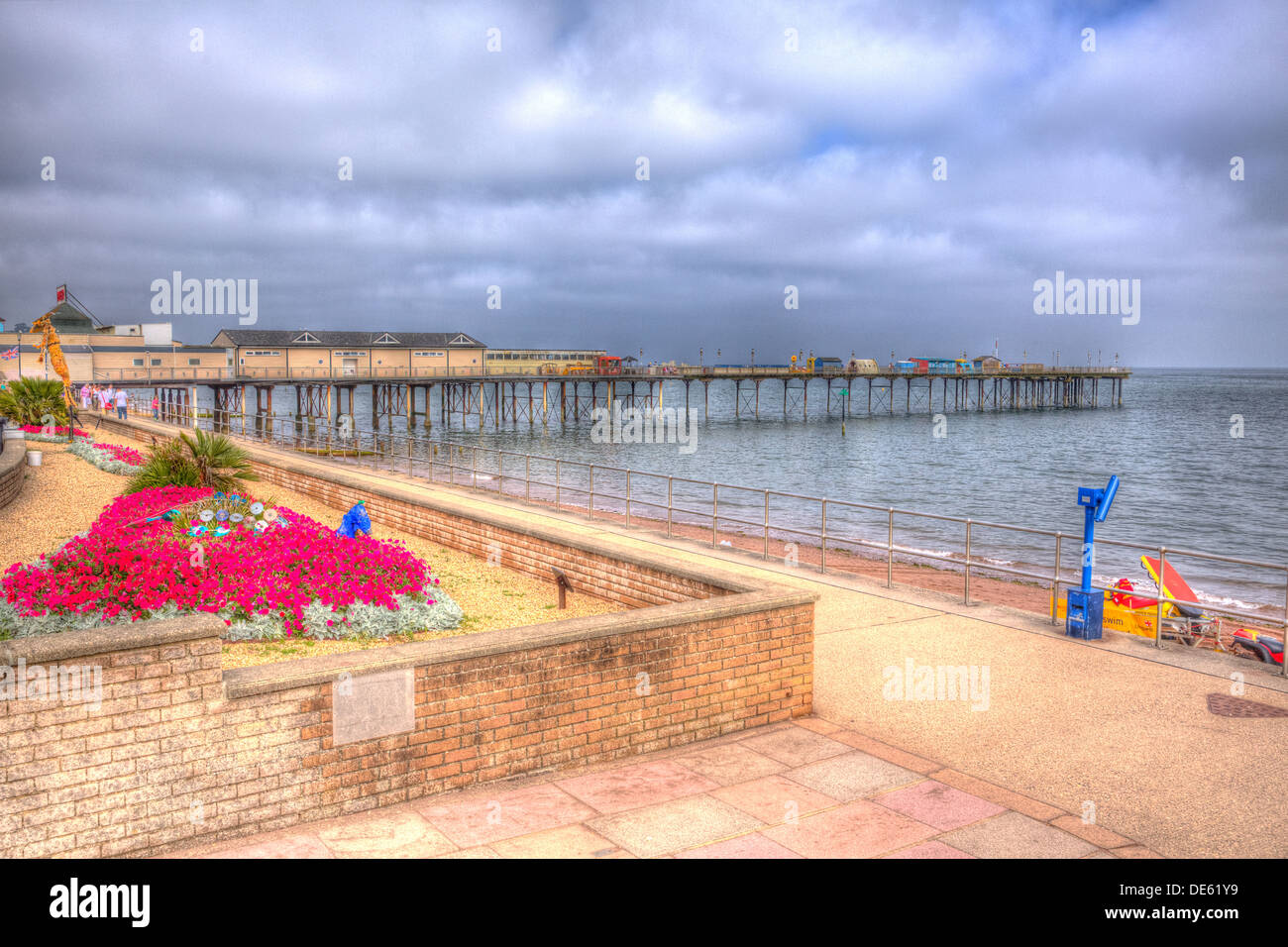 Promenade du front de mer et de l'embarcadère de Teignmouth Devon, Angleterre, structure traditionnelle anglaise par la mer dans HDR avec les fleurs rouges Banque D'Images