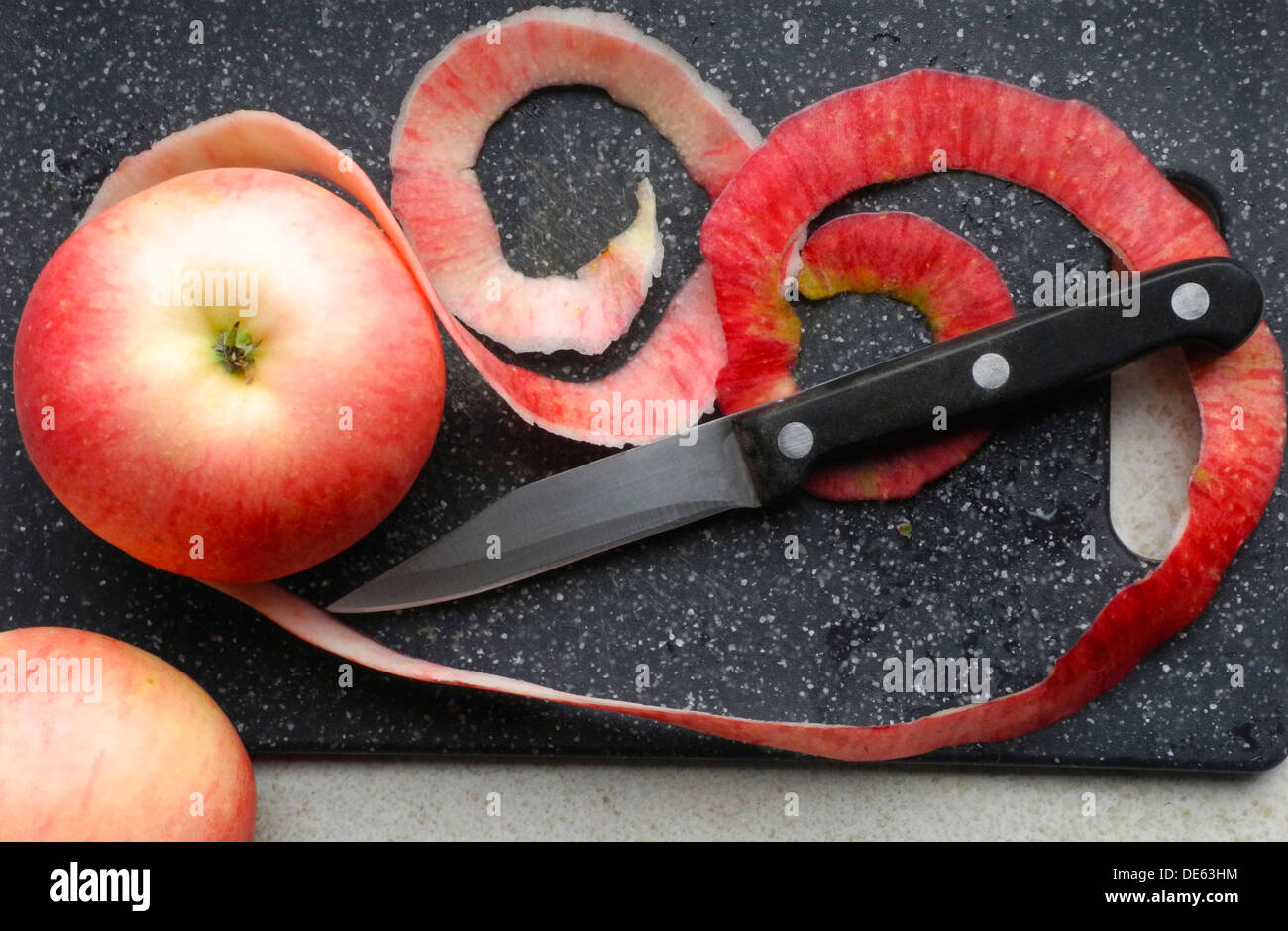 Pommes pelées peeling apple peel - ce sont les pommes de découverte Banque D'Images