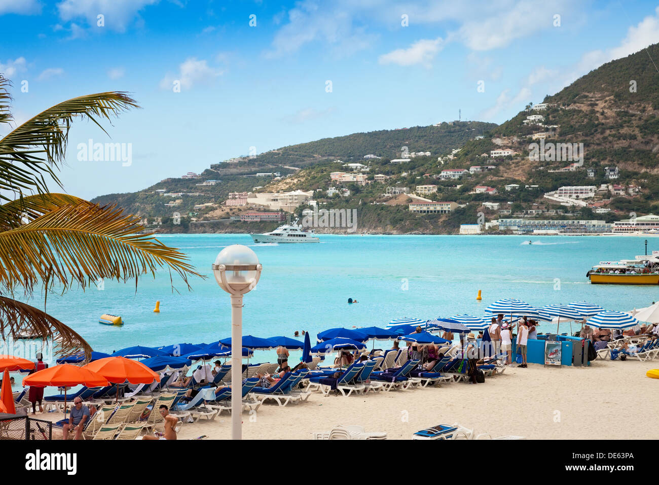 Les touristes sur Grand Bay Beach à St Martin Banque D'Images