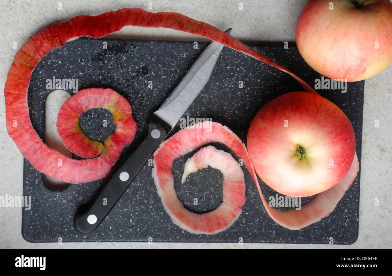 Pommes pelées peeling apple peel - ce sont les pommes de découverte Banque D'Images