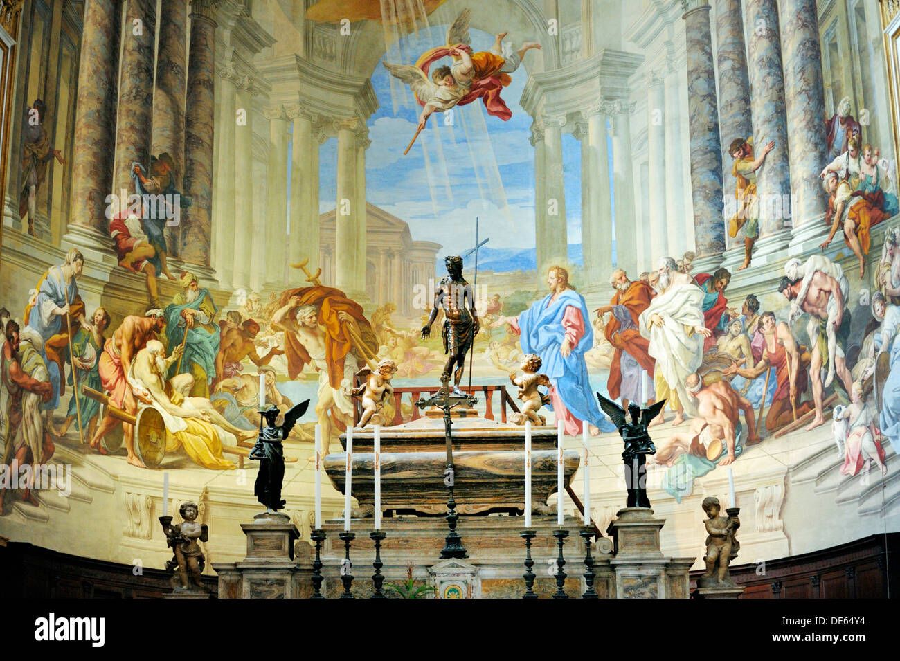 Eglise de la Santissima Annunziata, Sienne, Toscane, Italie. Une partie de l'église Santa Maria della Scala complexe. Autel et fresques de l'abside Banque D'Images