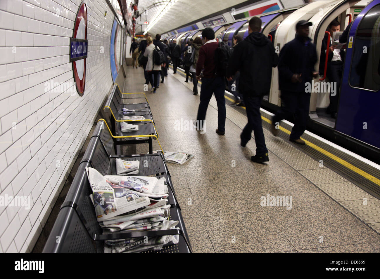 Articles de journaux d'un dumping sur un banc à la station de métro Chancery Lane, pendant la trajet du matin. Banque D'Images