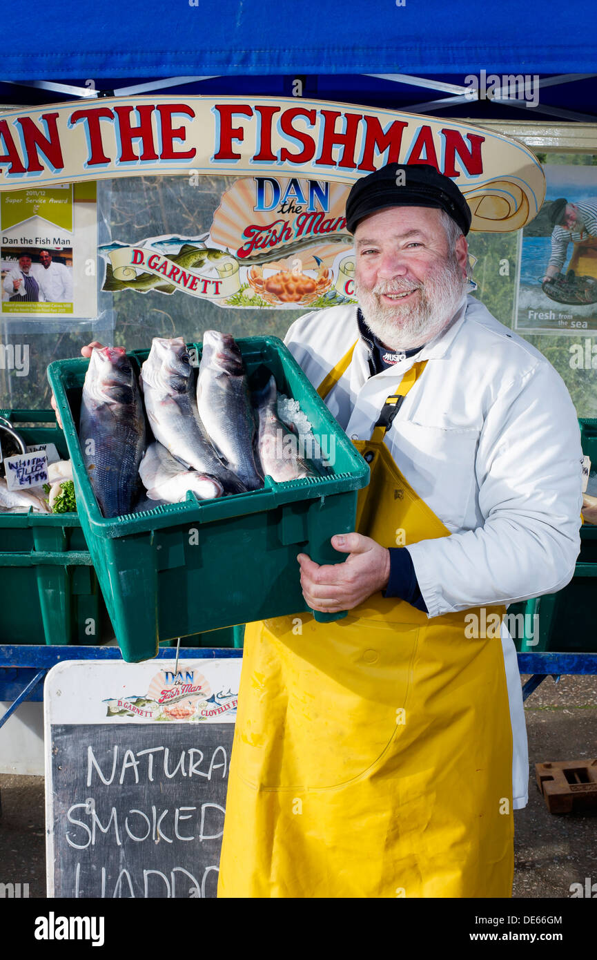 Dan "l'homme poisson' Garnett, commerçant du marché poissonnier, North Devon, UK Banque D'Images
