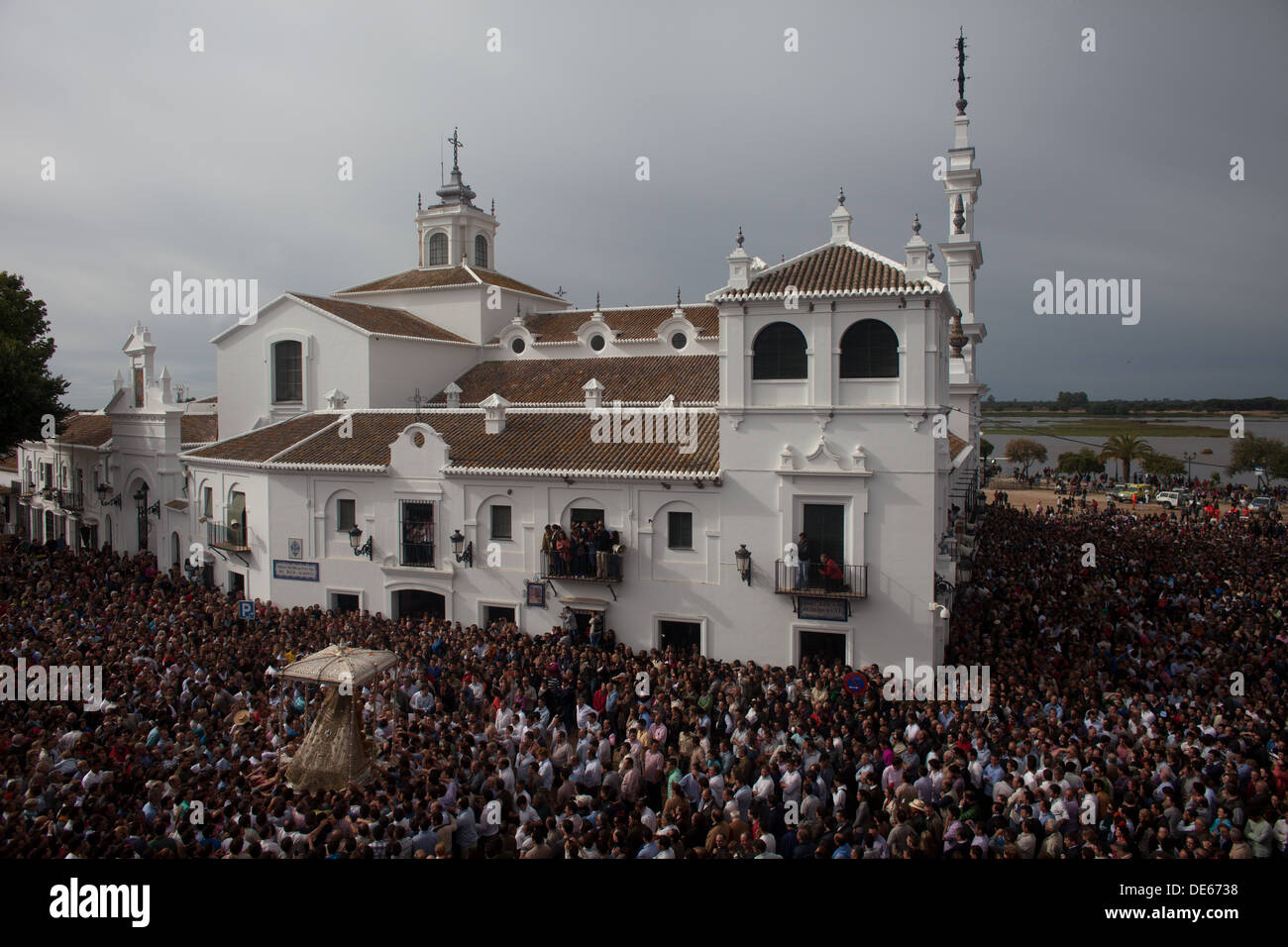 L'image de Notre Dame d'El Rocio est porté par un corbeau en face de son sanctuaire pendant une procession dans le village El Rocio Banque D'Images