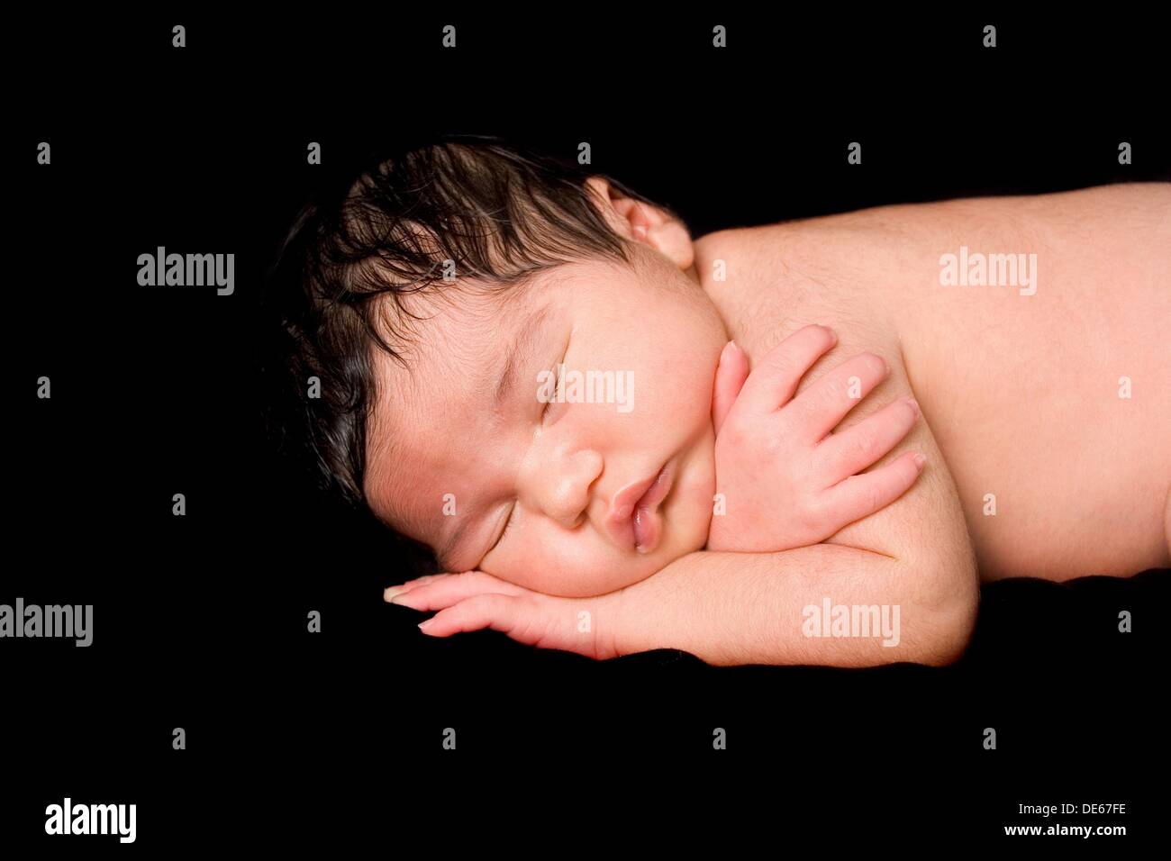 Un Nouveau Ne Se Trouve Dormant Beaucoup De Cheveux Close Up Photo Stock Alamy