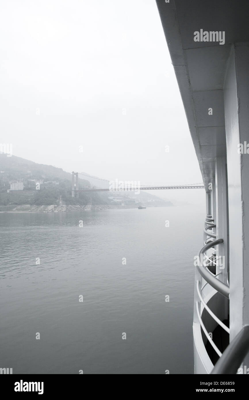 Vue vers le haut de la rivière Yangtze cabin cruiser balcon Banque D'Images