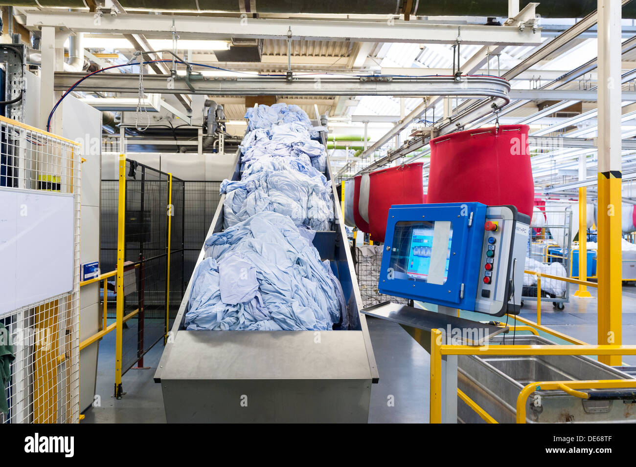 L'une des nombreuses machines à laver, monté dans le cadre de l'échelle industrielle dans une laverie de Her Majesty's Prison. Banque D'Images