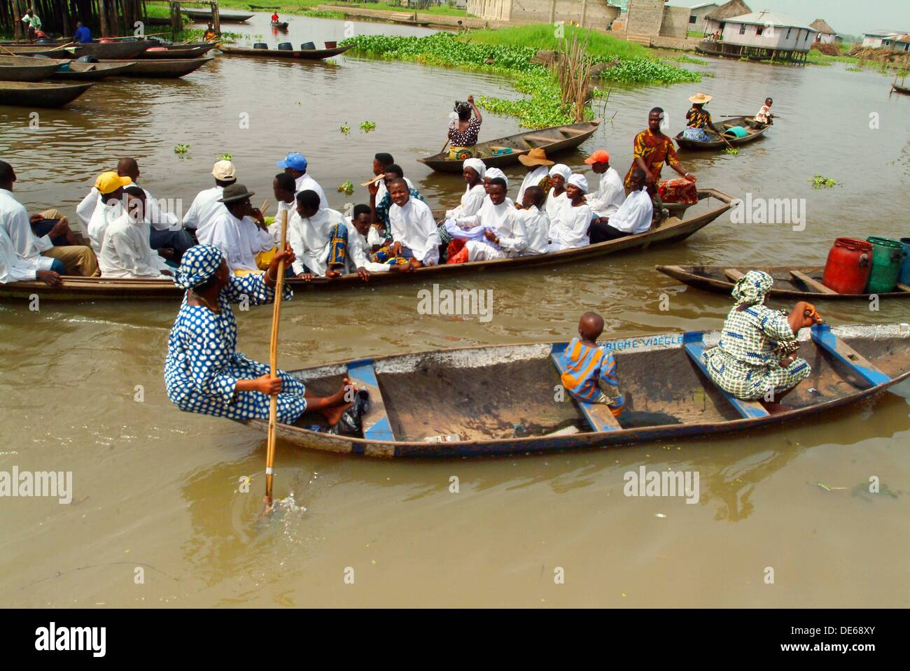 Le village flottant de ganvie Banque de photographies et dimages  ...
