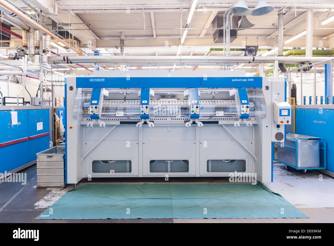 L'une des nombreuses machines à laver, monté dans le cadre de l'échelle industrielle dans une laverie de Her Majesty's Prison. Banque D'Images