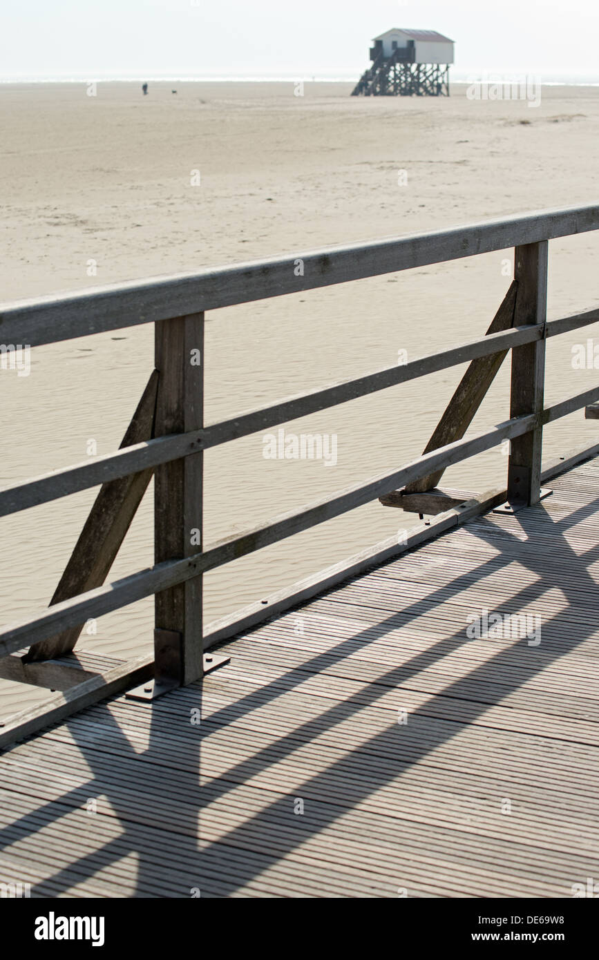 Sankt Peter Ording-, l'Allemagne, des maisons sur pilotis et des passerelles en bois sur la plage de Saint Peter- Ording Banque D'Images
