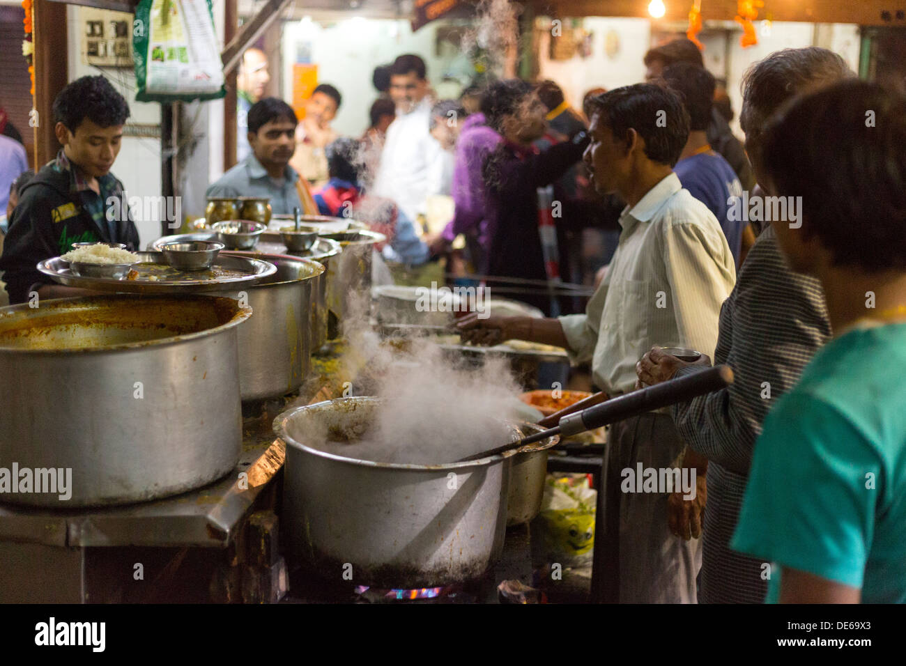 L'Inde, Uttar Pradesh, New Delhi soirée typique de l'alimentation instantanée dans la scène du district de Paharganj Banque D'Images