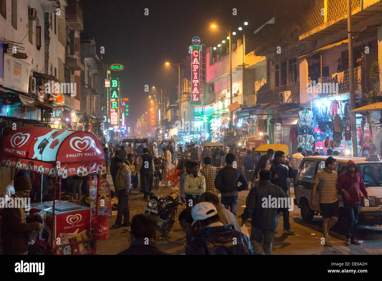 L'Inde, Uttar Pradesh, New Delhi soirée typique scène de rue à la district Paharganj Banque D'Images