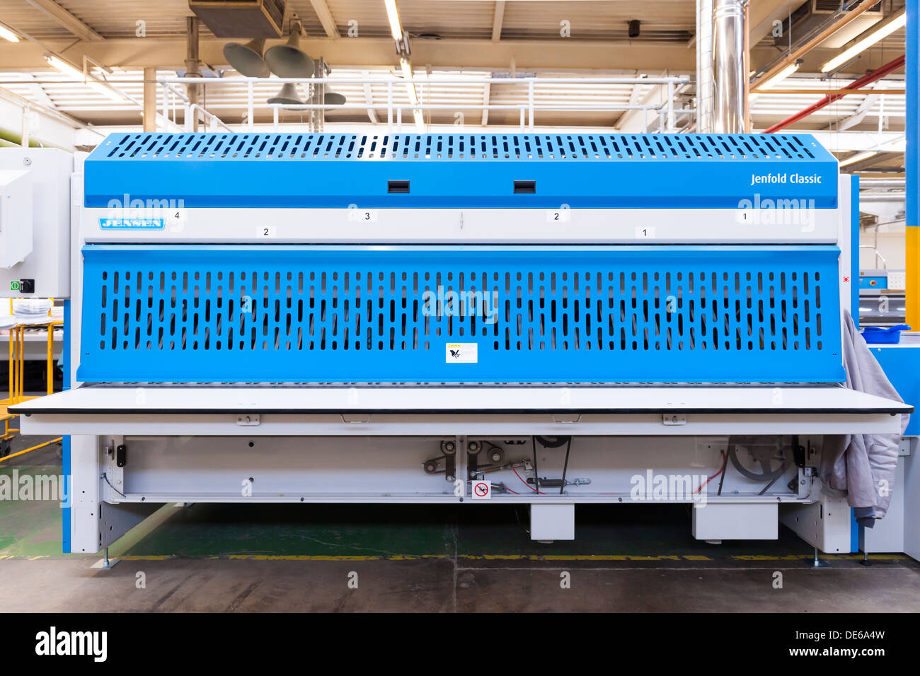 L'une des nombreuses machines à laver, monté dans le cadre de l'échelle industrielle dans une laverie de Her Majesty's Prison. Banque D'Images
