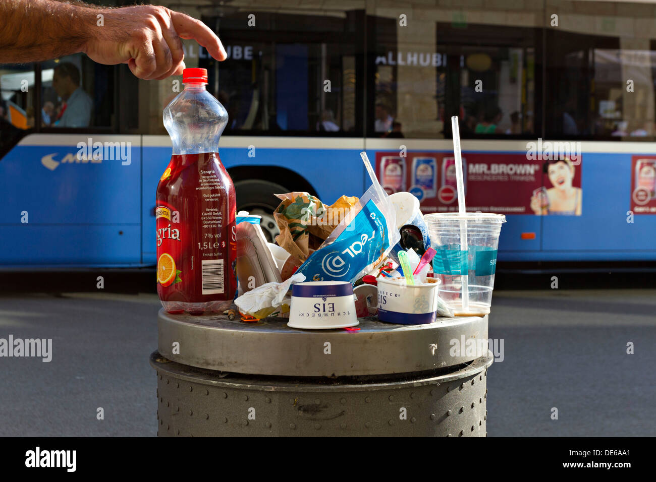 Placer un homme en plastique vide bouteille de boisson fraîche sur le dessus d'une poubelle de rue, Munich Haute-bavière Allemagne Banque D'Images
