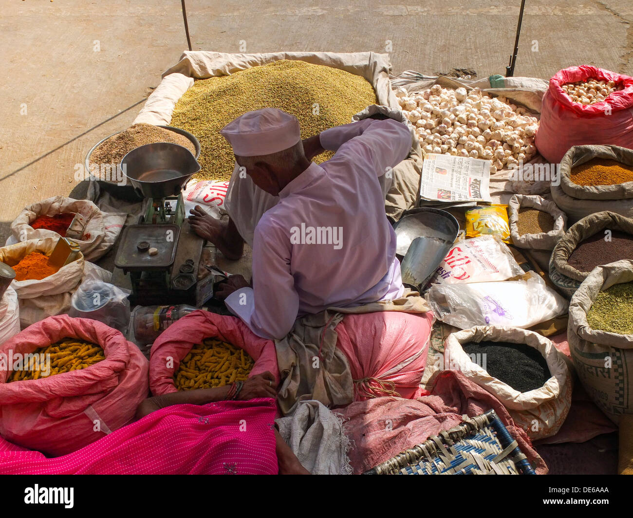 L'Inde, Rajasthan, Jaipur, vendeur de rue, vente de divers aliments déshydratés Banque D'Images