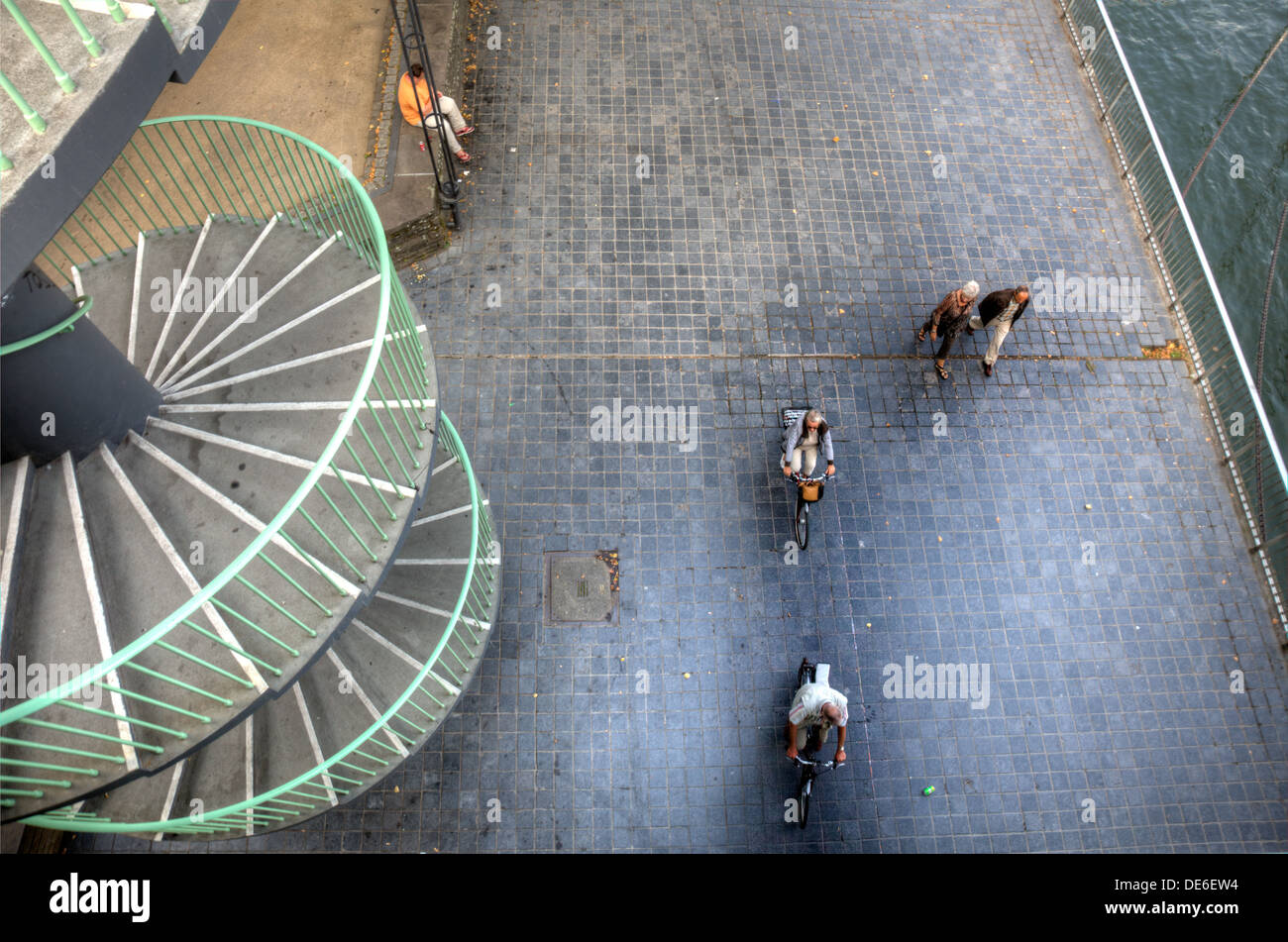 En regardant les gens déambuler à Cologne, Allemagne. Banque D'Images