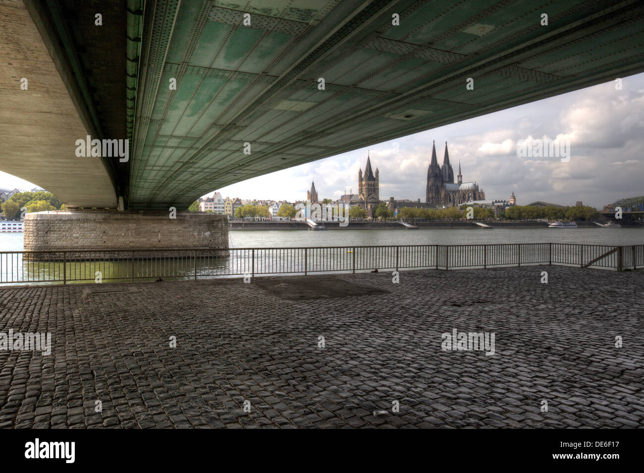 La ville allemande de Cologne, comme vu du dessous du pont Deutzer. Banque D'Images
