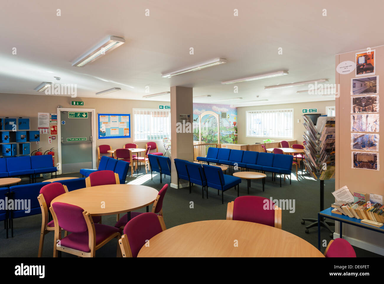 Une salle d'attente des visiteurs à l'un de la prison de Sa Majesté dans le Lancashire au Royaume-Uni. Banque D'Images