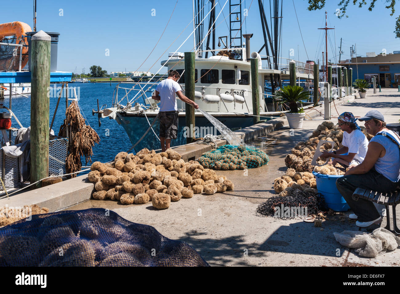 Les pêcheurs d'éponges et d'ensachage tri prises à quai sur Dodecanese Boulevard à Tarpon Springs, Floride Banque D'Images