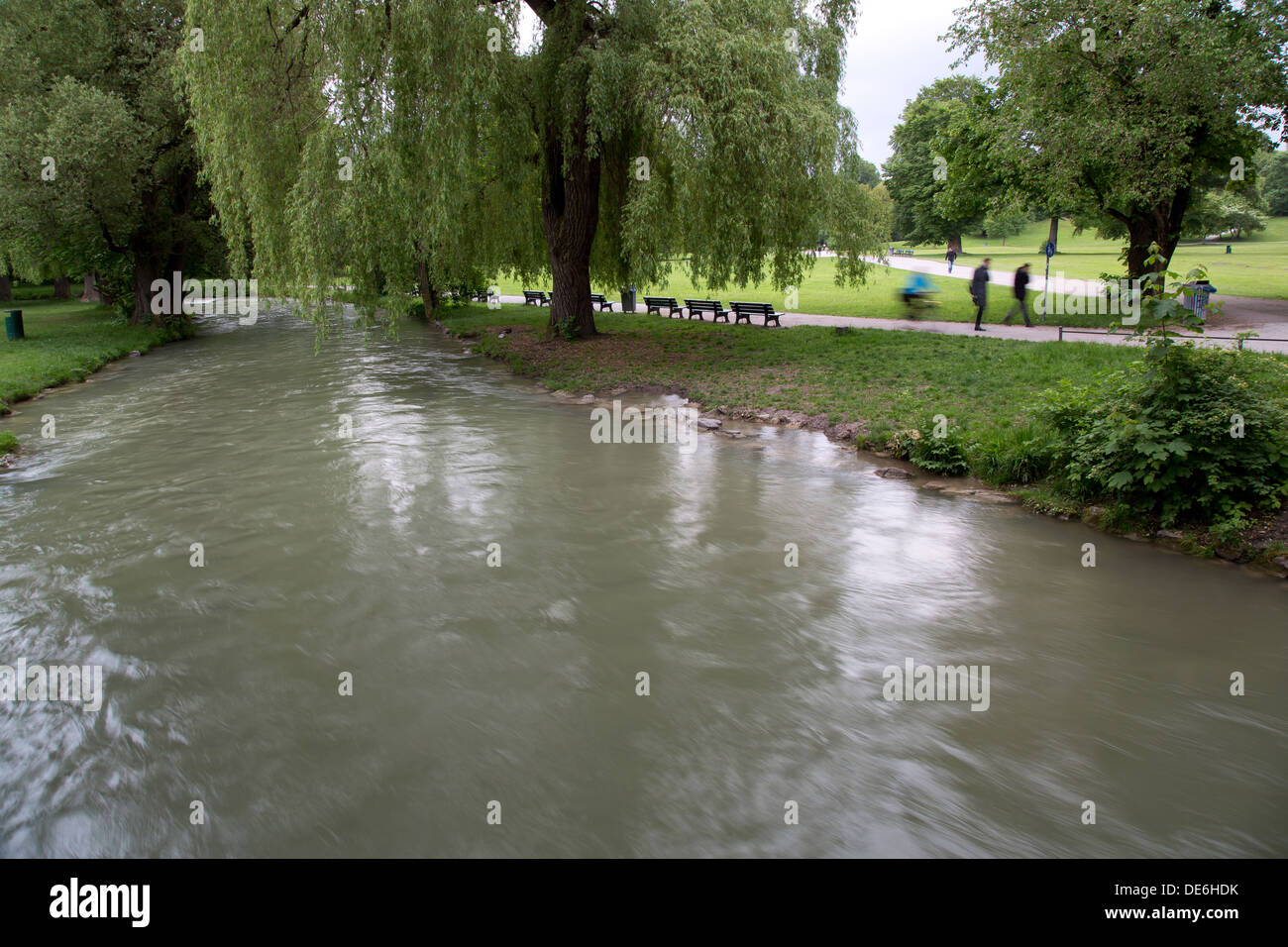 Munich, Allemagne, d'un ruisseau dans le Jardin Anglais Banque D'Images