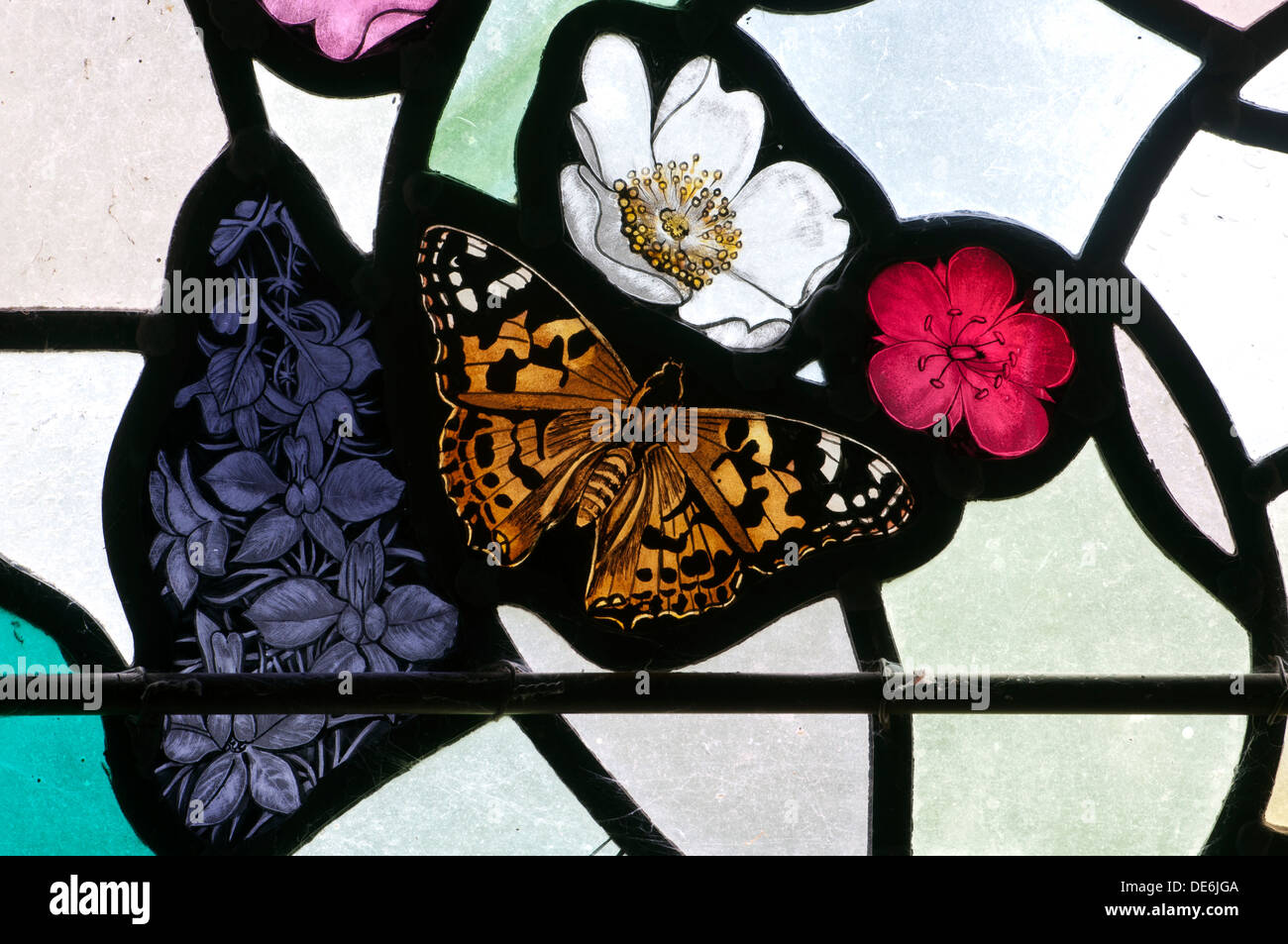 Papillon belle dame détail fenêtre, Église Saint Nicolas, Dormston, Worcestershire, Angleterre, RU Banque D'Images