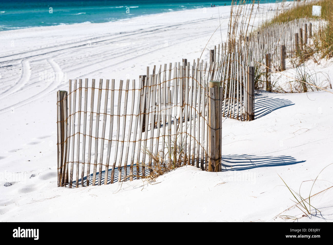Le contrôle de l'érosion et d'escrime de l'herbe de mer protéger les plages de sable blanc de Gulf Breeze Banque D'Images