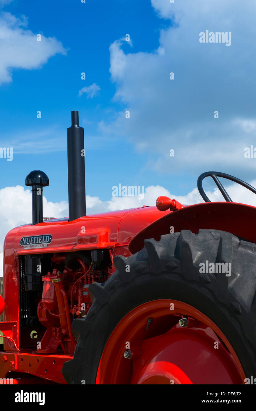 Tracteur rouge contre le ciel bleu Banque D'Images