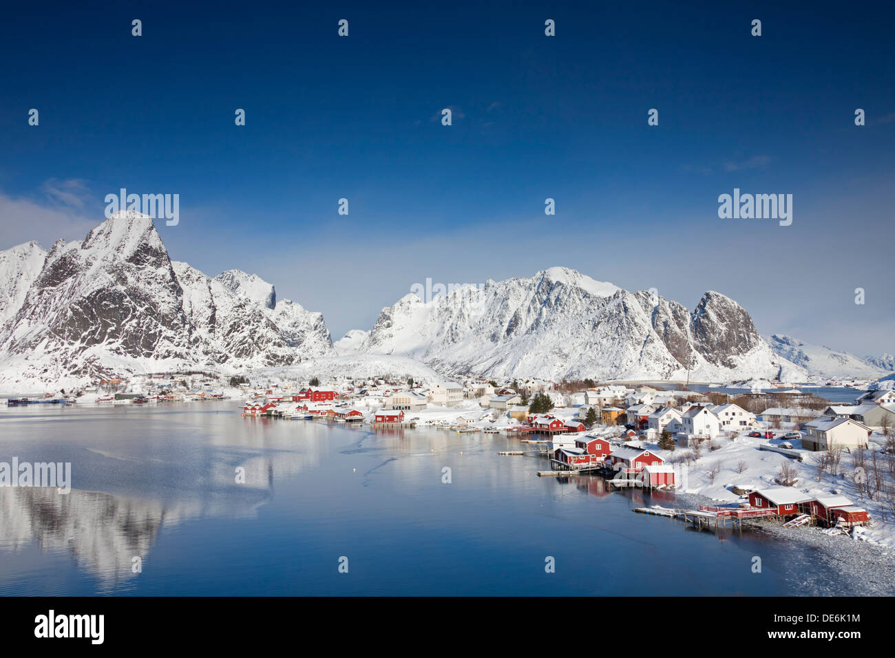 Robur cottages au village de pêche Reine dans la neige en hiver, Moskenesøya / Moskenes, Lofoten, Norvège, Nordland, Banque D'Images