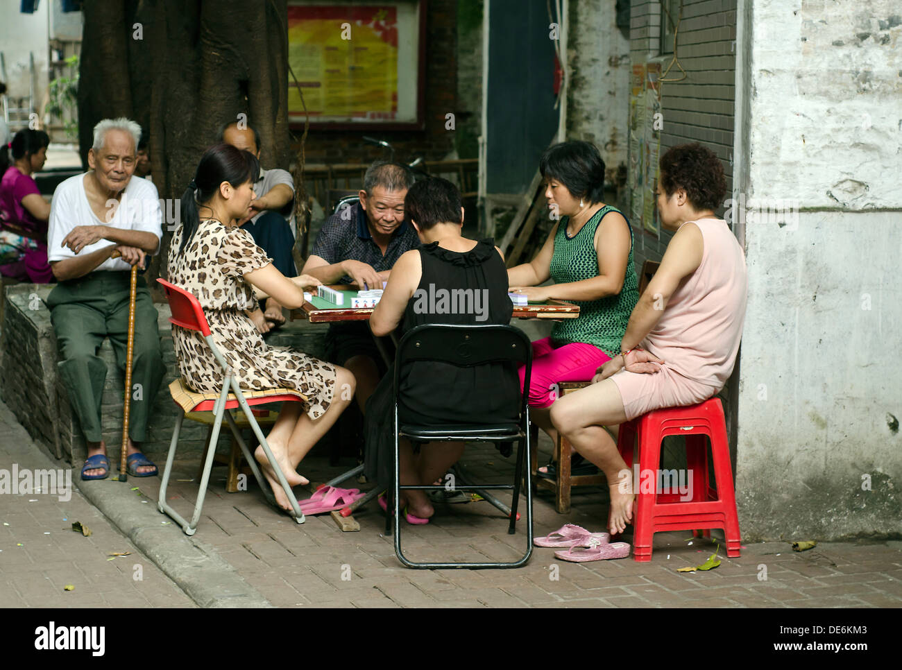 Les personnes âgées jouer mahjong, Beijing , Chine Banque D'Images
