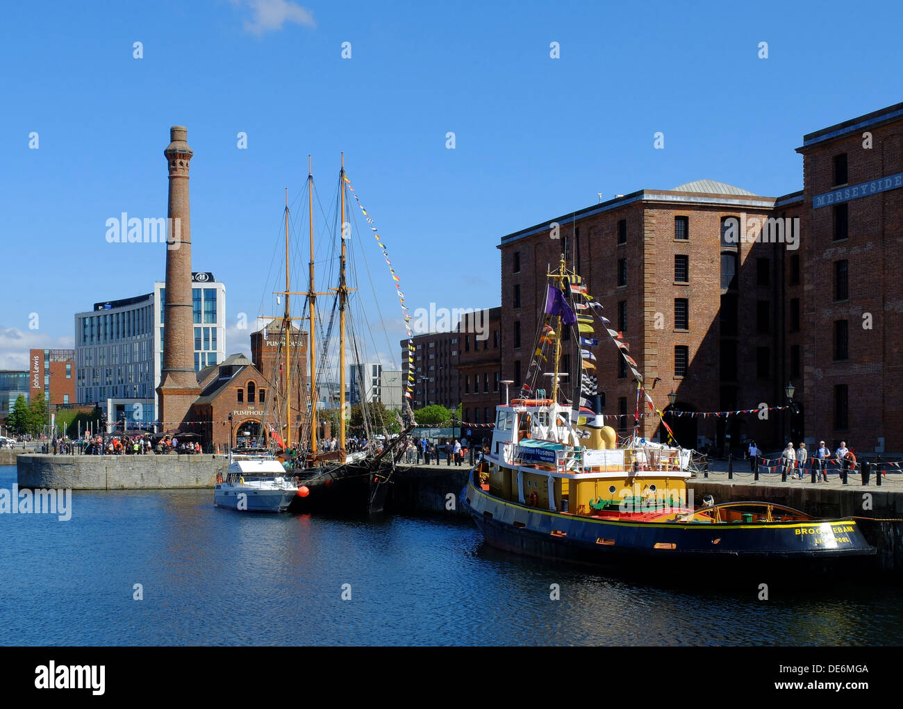 L'Angleterre, Liverpool, vue de l'Albert Docks en direction du centre-ville Banque D'Images