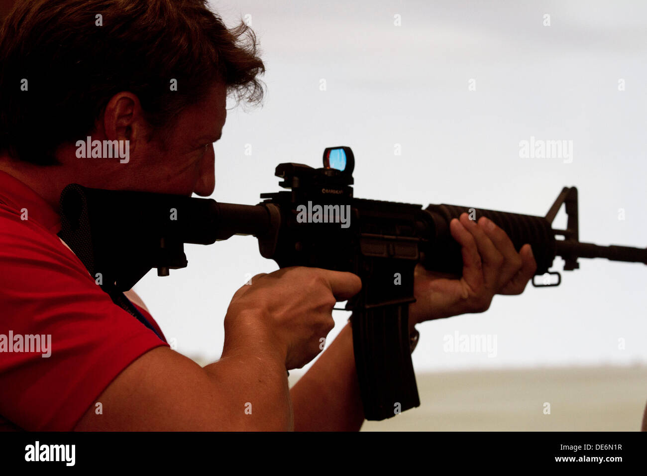 Londres, Royaume-Uni. Sept 12, 2013. Différentes armes sont sur l'affichage à l'équipement de défense et de sécurité (DSEI) Foire aux armements à l'Excel Centre dans l'Est de Londres qui regroupe des fabricants d'armes de plus de cinquante pays à travers le monde : Crédit amer ghazzal/Alamy Live News Banque D'Images