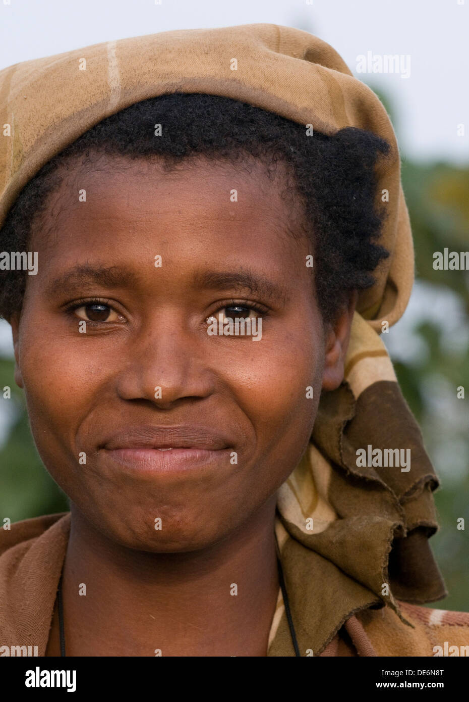 Femme rwandaise souriante Banque de photographies et d’images à haute ...