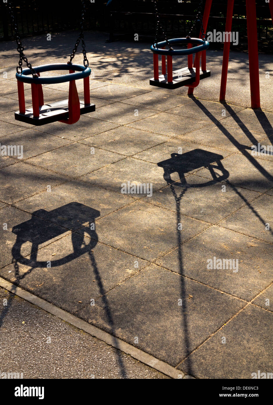 Ou Bebe Balancoires Pour Bebe Dans Un Parc Public Casting Shadows Sur Le Sol Au Dessous Photo Stock Alamy Ou Bebe Balancoires Pour Bebe Dans Un Parc Public Casting Shadows Sur Le Sol Au Dessous Photo Stock Alamy