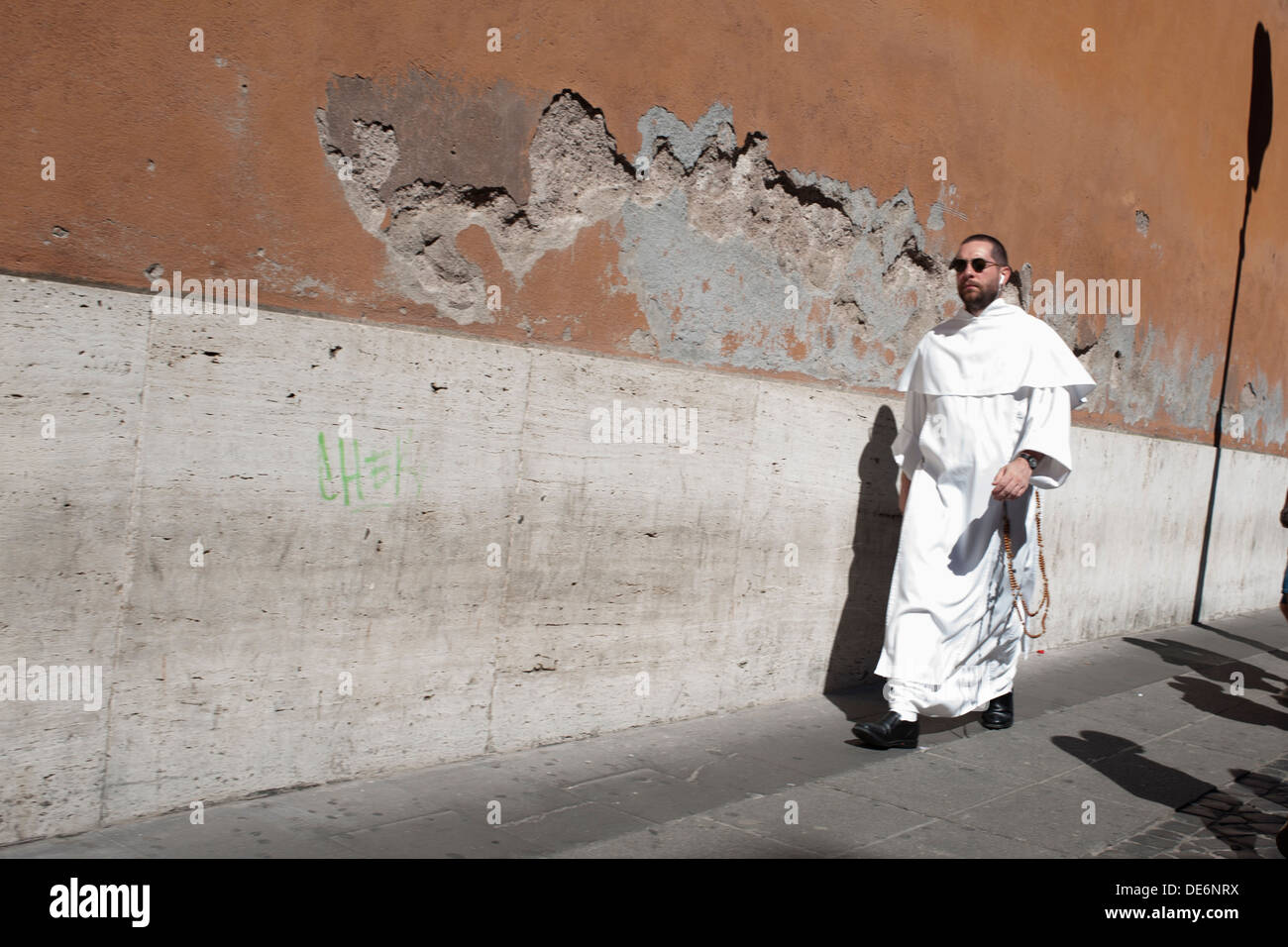 Prêtre à pied à Rome Banque D'Images
