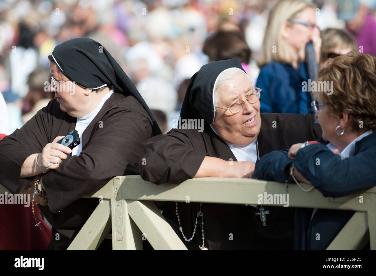 Pèlerins sur la Place Saint-Pierre dans l'audience du Pape François Banque D'Images