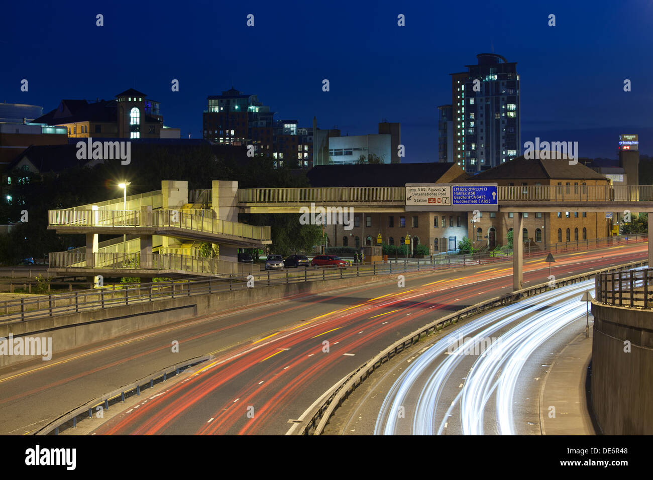 Sentiers de feux de circulation sur l'A58 par Leeds, West Yorkshire la nuit Banque D'Images