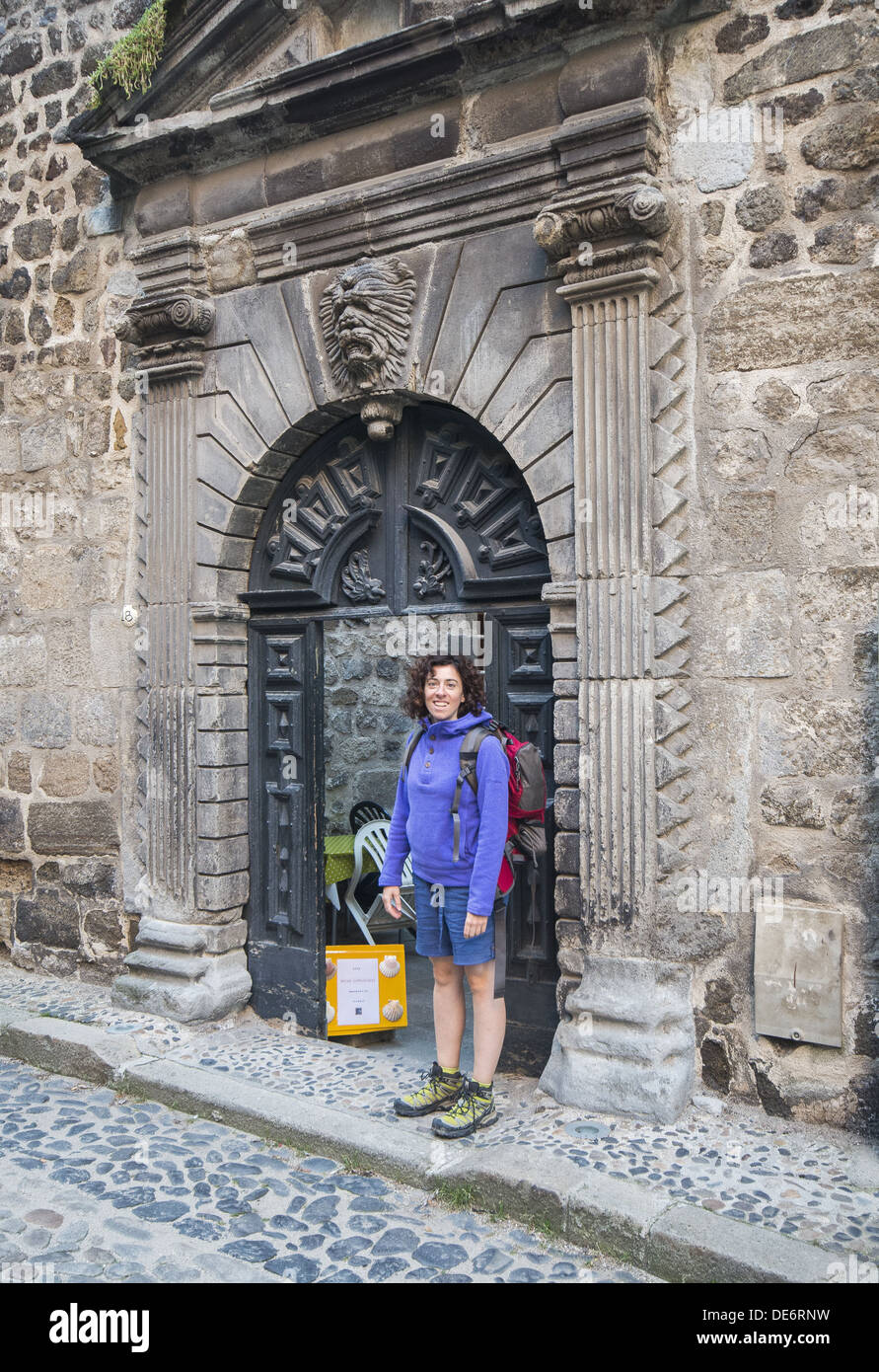 Gite Relais Du Pélerin De St Jacques Pilgrim debout dans l'entrée de l'Hôtel Le Relais du Pelerin Saint-Jacque  gite d'etape dans le Puy-en-Velay, France Photo Stock - Alamy